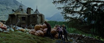 Movie still from “Harry Potter and the Prisoner of Azkaban” (2004), directed by Alfonso Cuarón – Two people are climbing over a pile of pumpkins; Wide shot, Low angle