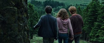 Movie still from “Harry Potter and the Prisoner of Azkaban” (2004), directed by Alfonso Cuarón – A group of people standing on top of a green hill; Wide shot, High angle