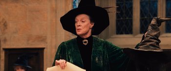 Movie still from “Harry Potter and the Sorcerer's Stone” (2001), directed by Chris Columbus – An older woman dressed as a witch for halloween; Close Up shot, Low angle