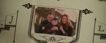 Movie still from “Harry Potter and the Sorcerer's Stone” (2001), directed by Chris Columbus – A picture of a family in a picture frame; Extreme Close Up shot, High angle