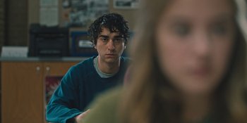 Movie still from “Hereditary” (2018), directed by Ari Aster – A man sitting in front of a woman in front of a mirror; Close Up shot, Over the shoulder angle