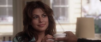 Movie still from “Hitch” (2005), directed by Andy Tennant – A person holding a cup of coffee; Close Up shot, Over the shoulder angle