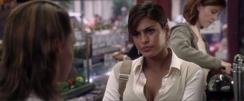 Movie still from “Hitch” (2005), directed by Andy Tennant – A person with a bag; Close Up shot, Over the shoulder angle