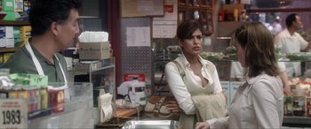 Movie still from “Hitch” (2005), directed by Andy Tennant – A woman sitting at a counter in a restaurant; Medium shot, Over the shoulder angle