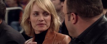 Movie still from “Hitch” (2005), directed by Andy Tennant – A woman wearing a leather jacket talking to a man wearing glasses; Close Up shot, Over the shoulder angle
