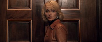 Movie still from “Hitch” (2005), directed by Andy Tennant – A woman with blonde hair wearing a brown leather jacket; Close Up shot, Over the shoulder angle