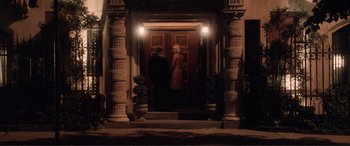 Movie still from “Hitch” (2005), directed by Andy Tennant – A man and a woman standing in front of an open door; Wide shot, Over the shoulder angle