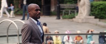 Movie still from “Hitch” (2005), directed by Andy Tennant – A man standing in front of some people; Medium shot, Over the shoulder angle