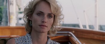 Movie still from “Hitch” (2005), directed by Andy Tennant – A person with curly blonde hair; Close Up shot, Over the shoulder angle