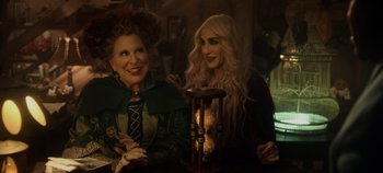 Movie still from “Hocus Pocus 2” (2022), directed by Anne Fletcher – Two women sitting next to each other at a table; Medium shot, Over the shoulder angle
