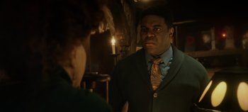 Movie still from “Hocus Pocus 2” (2022), directed by Anne Fletcher – A man wearing a suit and tie standing in front of a woman; Close Up shot, Over the shoulder angle