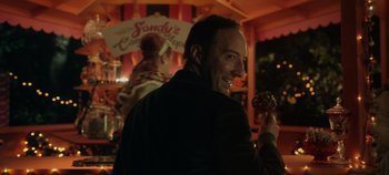 Movie still from “Hocus Pocus 2” (2022), directed by Anne Fletcher – A man is holding a doughnut in his hand; Close Up shot, Over the shoulder angle