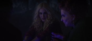 Movie still from “Hocus Pocus 2” (2022), directed by Anne Fletcher – A woman with blonde hair and a man with purple hair; Close Up shot, Over the shoulder angle