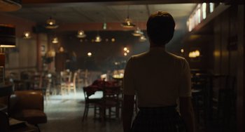 Movie still from “Hollywood Stargirl” (2022), directed by Julia Hart – A woman standing in front of a table in a restaurant; Medium shot, Low angle