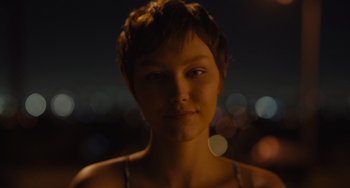 Movie still from “Hollywood Stargirl” (2022), directed by Julia Hart – A person with short brown hair; Close Up shot, Over the shoulder angle