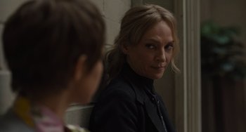 Movie still from “Hollywood Stargirl” (2022), directed by Julia Hart – A woman in a black jacket is looking at a woman in a pink shirt; Close Up shot, Over the shoulder angle