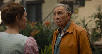 Movie still from “Hollywood Stargirl” (2022), directed by Julia Hart – An older man and a woman standing next to each other; Close Up shot, Over the shoulder angle