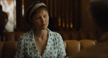 Movie still from “Hollywood Stargirl” (2022), directed by Julia Hart – A woman wearing a hat sitting in front of a window; Close Up shot, Over the shoulder angle