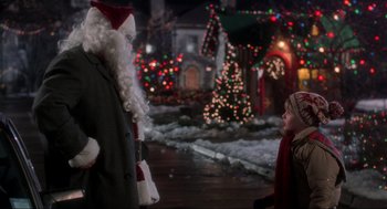 Movie still from “Home Alone” (1990), directed by Chris Columbus – A person dressed up as santa claus standing next to a person dressed up as santa clause; Medium shot, Over the shoulder angle