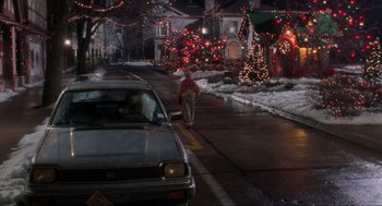 Movie still from “Home Alone” (1990), directed by Chris Columbus – A person walking down the street at christmas time; Extreme Wide shot, High angle