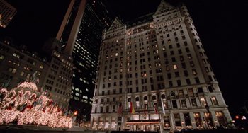 Movie still from “Home Alone 2: Lost in New York” (1992), directed by Chris Columbus – A large building with a lot of windows on the outside; Extreme Wide shot, High angle