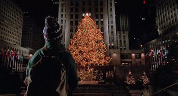 Movie still from “Home Alone 2: Lost in New York” (1992), directed by Chris Columbus – A person standing in front of a lit up christmas tree; Extreme Wide shot, Low angle