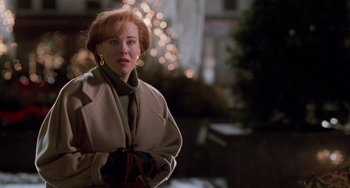 Movie still from “Home Alone 2: Lost in New York” (1992), directed by Chris Columbus – A woman with red hair wearing a coat and gloves; Close Up shot, Over the shoulder angle