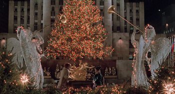Movie still from “Home Alone 2: Lost in New York” (1992), directed by Chris Columbus – A large christmas tree lit up with lights; Extreme Wide shot, High angle