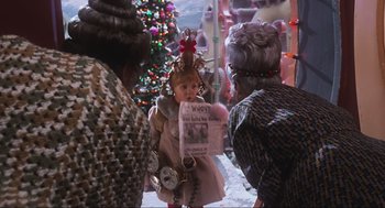 Movie still from “How the Grinch Stole Christmas” (2000), directed by Ron Howard – Two women and a child dressed up as a christmas character; Close Up shot, Over the shoulder angle