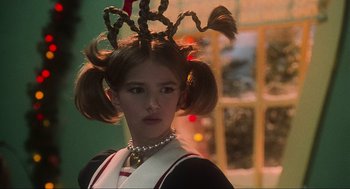 Movie still from “How the Grinch Stole Christmas” (2000), directed by Ron Howard – A young girl is wearing a headband with a bow on it's head; Close Up shot, Over the shoulder angle