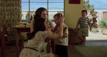 Movie still from “Hulk” (2003), directed by Ang Lee – A group of people that are in a living room; Medium shot, Over the shoulder angle