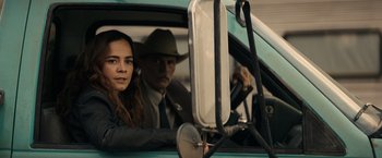 Movie still from “Hypnotic” (2023), directed by Robert Rodriguez – A man and a woman sitting in the drivers seat of a car; Medium shot, Over the shoulder angle