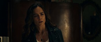 Movie still from “Hypnotic” (2023), directed by Robert Rodriguez – A person wearing a leather jacket; Close Up shot, Over the shoulder angle