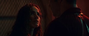 Movie still from “Hypnotic” (2023), directed by Robert Rodriguez – A man and a woman looking into each other's eyes in the dark; Close Up shot, Over the shoulder angle
