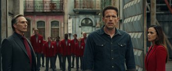 Movie still from “Hypnotic” (2023), directed by Robert Rodriguez – A man standing in front of a group of people; Medium shot, Low angle
