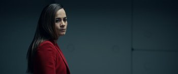 Movie still from “Hypnotic” (2023), directed by Robert Rodriguez – A woman in a red jacket is looking at the camera; Close Up shot, Over the shoulder angle