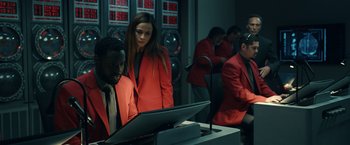 Movie still from “Hypnotic” (2023), directed by Robert Rodriguez – A man and a woman looking at a computer screen; Medium shot, Low angle