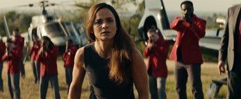 Movie still from “Hypnotic” (2023), directed by Robert Rodriguez – A woman in a black shirt is standing in front of two other women; Close Up shot, Over the shoulder angle