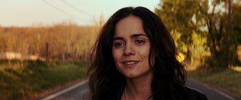 Movie still from “I Am Legend” (2007), directed by Francis Lawrence – A person with long brown hair; Close Up shot, Over the shoulder angle