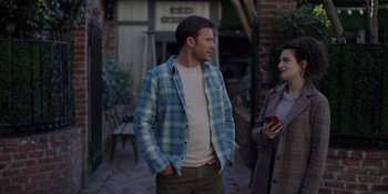 Movie still from “I Want You Back” (2022), directed by Jason Orley – A man and a woman standing next to each other outside; Medium shot, Over the shoulder angle
