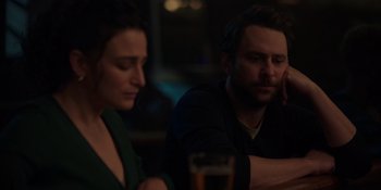 Movie still from “I Want You Back” (2022), directed by Jason Orley – A man and a woman sitting at a table with a glass of beer in front of them; Close Up shot, Over the shoulder angle
