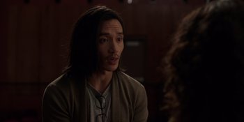 Movie still from “I Want You Back” (2022), directed by Jason Orley – A man with long black hair sitting in front of a mirror; Close Up shot, Over the shoulder angle