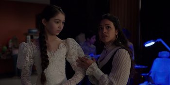 Movie still from “I Want You Back” (2022), directed by Jason Orley – A woman and a young girl in a white dress; Medium shot, Over the shoulder angle