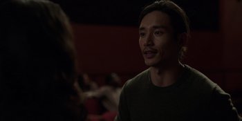 Movie still from “I Want You Back” (2022), directed by Jason Orley – A man in a green shirt is looking at a woman; Close Up shot, Over the shoulder angle