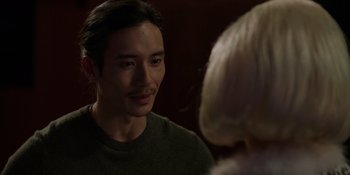 Movie still from “I Want You Back” (2022), directed by Jason Orley – A young man is talking to an older woman; Close Up shot, Over the shoulder angle