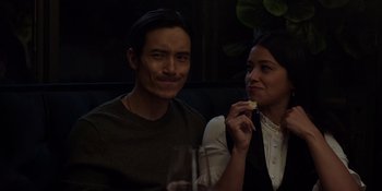 Movie still from “I Want You Back” (2022), directed by Jason Orley – A man and a woman sitting at a dinner table; Close Up shot, Over the shoulder angle