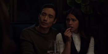 Movie still from “I Want You Back” (2022), directed by Jason Orley – A man and a woman sitting next to each other at a table; Close Up shot, High angle