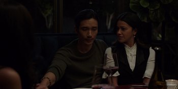 Movie still from “I Want You Back” (2022), directed by Jason Orley – A man and a woman sitting at a table with a glass of red wine; Medium shot, Over the shoulder angle