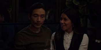 Movie still from “I Want You Back” (2022), directed by Jason Orley – A man and a woman sitting next to each other at a table; Close Up shot, Over the shoulder angle