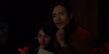 Movie still from “I Want You Back” (2022), directed by Jason Orley – A man and a woman standing next to each other in the dark; Close Up shot, Over the shoulder angle